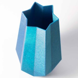 Tekan es el florero impreso en 3D que fusiona diseño vanguardista y conciencia ecológica. Colores vibrantes y formas únicas para una decoración con propósito.